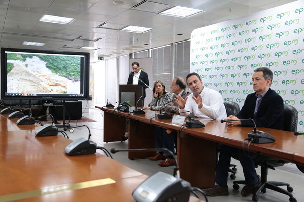 Rueda Prensa atención Contingencia Hidroituango
Fecha: 10 Mayo 2018.
Rueda Prensa atención Contingencia Hidroituango. 
Para descargar esta fotografía en alta resolución, haga clic sobre la imagen hasta que la misma se despliegue en la pantalla completa; luego dé clic derecho y elija la opción "guardar imagen como". 
En caso de publicación por cualquier medio, solicitamos acompañarla del crédito: "Foto EPM"
Palabras clave: Rueda Prensa atención Contingencia Hidroituango
