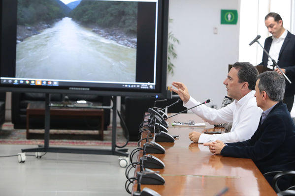 Rueda Prensa atención Contingencia Hidroituango
Fecha: 10 Mayo 2018.
Rueda Prensa atención Contingencia Hidroituango. 
Para descargar esta fotografía en alta resolución, haga clic sobre la imagen hasta que la misma se despliegue en la pantalla completa; luego dé clic derecho y elija la opción "guardar imagen como". 
En caso de publicación por cualquier medio, solicitamos acompañarla del crédito: "Foto EPM"
Palabras clave: Rueda Prensa atención Contingencia Hidroituango