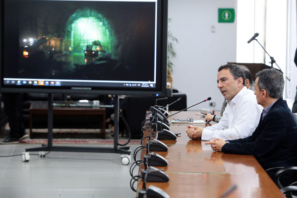 Rueda Prensa atención Contingencia Hidroituango
Fecha: 10 Mayo 2018.
Rueda Prensa atención Contingencia Hidroituango. 
Para descargar esta fotografía en alta resolución, haga clic sobre la imagen hasta que la misma se despliegue en la pantalla completa; luego dé clic derecho y elija la opción "guardar imagen como". 
En caso de publicación por cualquier medio, solicitamos acompañarla del crédito: "Foto EPM"
Palabras clave: Rueda Prensa atención Contingencia Hidroituango