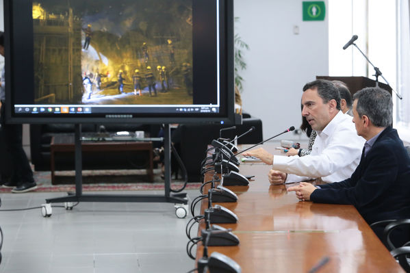 Rueda Prensa atención Contingencia Hidroituango
Fecha: 10 Mayo 2018.
Rueda Prensa atención Contingencia Hidroituango. 
Para descargar esta fotografía en alta resolución, haga clic sobre la imagen hasta que la misma se despliegue en la pantalla completa; luego dé clic derecho y elija la opción "guardar imagen como". 
En caso de publicación por cualquier medio, solicitamos acompañarla del crédito: "Foto EPM"
Palabras clave: Rueda Prensa atención Contingencia Hidroituango