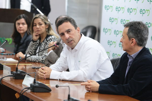 Rueda Prensa atención Contingencia Hidroituango
Fecha: 10 Mayo 2018.
Rueda Prensa atención Contingencia Hidroituango. 
Para descargar esta fotografía en alta resolución, haga clic sobre la imagen hasta que la misma se despliegue en la pantalla completa; luego dé clic derecho y elija la opción "guardar imagen como". 
En caso de publicación por cualquier medio, solicitamos acompañarla del crédito: "Foto EPM"
Palabras clave: Rueda Prensa atención Contingencia Hidroituango