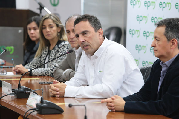 Rueda Prensa atención Contingencia Hidroituango
Fecha: 10 Mayo 2018.
Rueda Prensa atención Contingencia Hidroituango. 
Para descargar esta fotografía en alta resolución, haga clic sobre la imagen hasta que la misma se despliegue en la pantalla completa; luego dé clic derecho y elija la opción "guardar imagen como". 
En caso de publicación por cualquier medio, solicitamos acompañarla del crédito: "Foto EPM"
Palabras clave: Rueda Prensa atención Contingencia Hidroituango