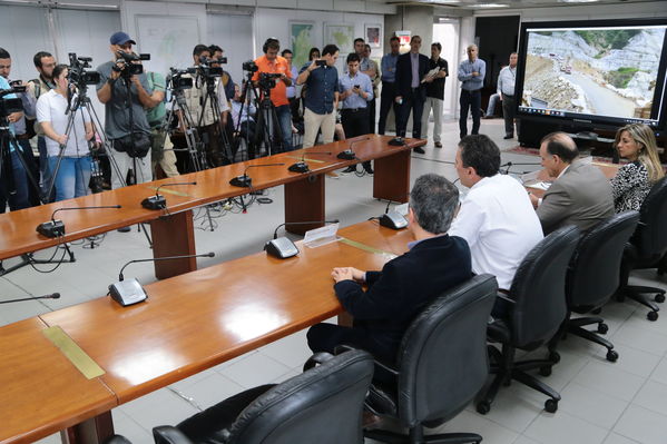 Rueda Prensa atención Contingencia Hidroituango
Fecha: 10 Mayo 2018.
Rueda Prensa atención Contingencia Hidroituango. 
Para descargar esta fotografía en alta resolución, haga clic sobre la imagen hasta que la misma se despliegue en la pantalla completa; luego dé clic derecho y elija la opción "guardar imagen como". 
En caso de publicación por cualquier medio, solicitamos acompañarla del crédito: "Foto EPM"
Palabras clave: Rueda Prensa atención Contingencia Hidroituango