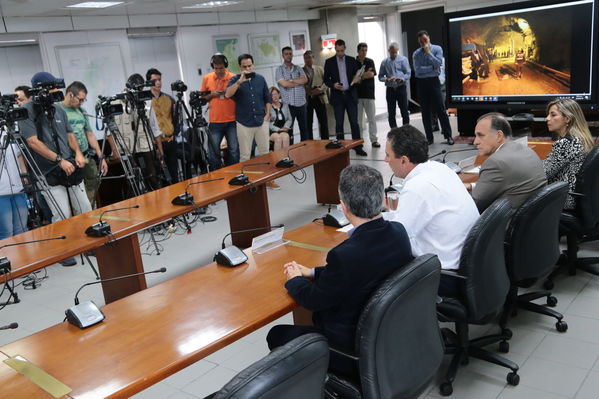 Rueda Prensa atención Contingencia Hidroituango
Fecha: 10 Mayo 2018.
Rueda Prensa atención Contingencia Hidroituango. 
Para descargar esta fotografía en alta resolución, haga clic sobre la imagen hasta que la misma se despliegue en la pantalla completa; luego dé clic derecho y elija la opción "guardar imagen como". 
En caso de publicación por cualquier medio, solicitamos acompañarla del crédito: "Foto EPM"
Palabras clave: Rueda Prensa atención Contingencia Hidroituango