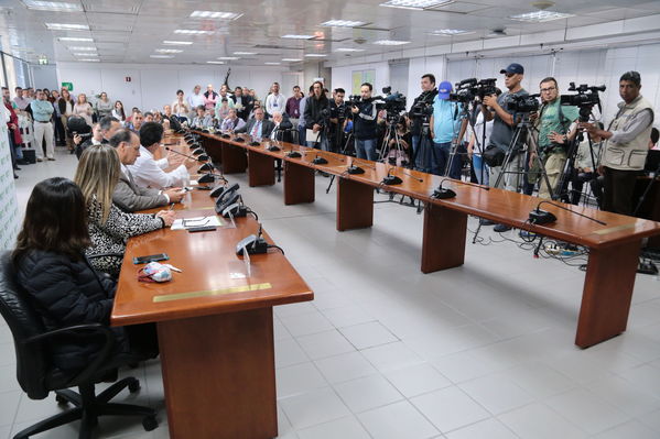 Rueda Prensa atención Contingencia Hidroituango
Fecha: 10 Mayo 2018.
Rueda Prensa atención Contingencia Hidroituango. 
Para descargar esta fotografía en alta resolución, haga clic sobre la imagen hasta que la misma se despliegue en la pantalla completa; luego dé clic derecho y elija la opción "guardar imagen como". 
En caso de publicación por cualquier medio, solicitamos acompañarla del crédito: "Foto EPM"
Palabras clave: Rueda Prensa atención Contingencia Hidroituango