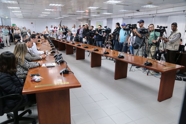 Rueda Prensa atención Contingencia Hidroituango
Fecha: 10 Mayo 2018.
Rueda Prensa atención Contingencia Hidroituango. 
Para descargar esta fotografía en alta resolución, haga clic sobre la imagen hasta que la misma se despliegue en la pantalla completa; luego dé clic derecho y elija la opción "guardar imagen como". 
En caso de publicación por cualquier medio, solicitamos acompañarla del crédito: "Foto EPM"
Palabras clave: Rueda Prensa atención Contingencia Hidroituango