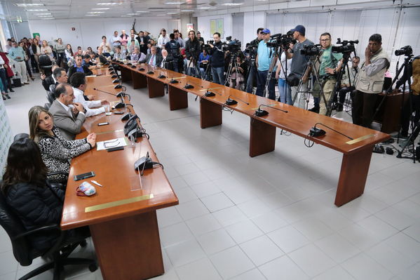 Rueda Prensa atención Contingencia Hidroituango
Fecha: 10 Mayo 2018.
Rueda Prensa atención Contingencia Hidroituango. 
Para descargar esta fotografía en alta resolución, haga clic sobre la imagen hasta que la misma se despliegue en la pantalla completa; luego dé clic derecho y elija la opción "guardar imagen como". 
En caso de publicación por cualquier medio, solicitamos acompañarla del crédito: "Foto EPM"
Palabras clave: Rueda Prensa atención Contingencia Hidroituango