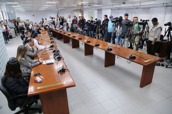 Rueda Prensa atención Contingencia Hidroituango
Fecha: 10 Mayo 2018.
Rueda Prensa atención Contingencia Hidroituango. 
Para descargar esta fotografía en alta resolución, haga clic sobre la imagen hasta que la misma se despliegue en la pantalla completa; luego dé clic derecho y elija la opción "guardar imagen como". 
En caso de publicación por cualquier medio, solicitamos acompañarla del crédito: "Foto EPM"
Palabras clave: Rueda Prensa atención Contingencia Hidroituango