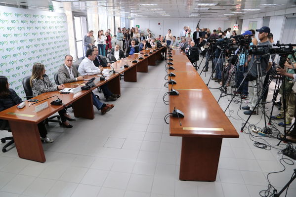 Rueda Prensa atención Contingencia Hidroituango
Fecha: 10 Mayo 2018.
Rueda Prensa atención Contingencia Hidroituango. 
Para descargar esta fotografía en alta resolución, haga clic sobre la imagen hasta que la misma se despliegue en la pantalla completa; luego dé clic derecho y elija la opción "guardar imagen como". 
En caso de publicación por cualquier medio, solicitamos acompañarla del crédito: "Foto EPM"
Palabras clave: Rueda Prensa atención Contingencia Hidroituango