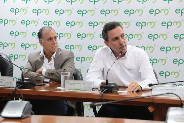 Rueda Prensa atención Contingencia Hidroituango
Fecha: 10 Mayo 2018.
Rueda Prensa atención Contingencia Hidroituango. 
Para descargar esta fotografía en alta resolución, haga clic sobre la imagen hasta que la misma se despliegue en la pantalla completa; luego dé clic derecho y elija la opción "guardar imagen como". 
En caso de publicación por cualquier medio, solicitamos acompañarla del crédito: "Foto EPM"
Palabras clave: Rueda Prensa atención Contingencia Hidroituango