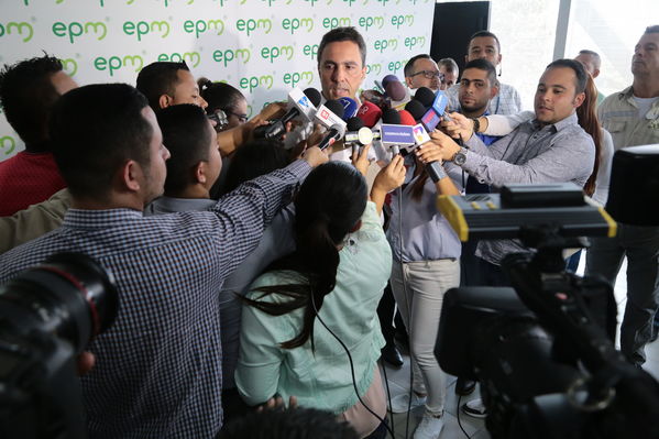 Rueda Prensa atención Contingencia Hidroituango
Fecha: 10 Mayo 2018.
Rueda Prensa atención Contingencia Hidroituango. 
Para descargar esta fotografía en alta resolución, haga clic sobre la imagen hasta que la misma se despliegue en la pantalla completa; luego dé clic derecho y elija la opción "guardar imagen como". 
En caso de publicación por cualquier medio, solicitamos acompañarla del crédito: "Foto EPM"
Palabras clave: Rueda Prensa atención Contingencia Hidroituango