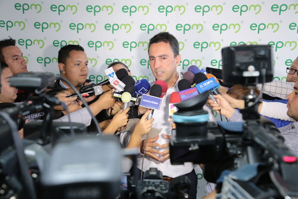 Rueda Prensa atención Contingencia Hidroituango
Fecha: 10 Mayo 2018.
Rueda Prensa atención Contingencia Hidroituango. 
Para descargar esta fotografía en alta resolución, haga clic sobre la imagen hasta que la misma se despliegue en la pantalla completa; luego dé clic derecho y elija la opción "guardar imagen como". 
En caso de publicación por cualquier medio, solicitamos acompañarla del crédito: "Foto EPM"
Palabras clave: Rueda Prensa atención Contingencia Hidroituango