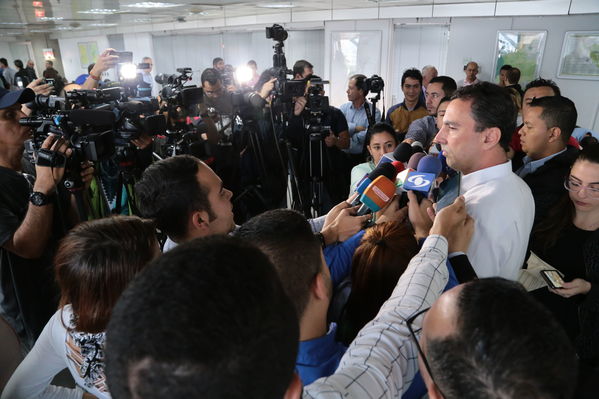 Rueda Prensa atención Contingencia Hidroituango
Fecha: 10 Mayo 2018.
Rueda Prensa atención Contingencia Hidroituango. 
Para descargar esta fotografía en alta resolución, haga clic sobre la imagen hasta que la misma se despliegue en la pantalla completa; luego dé clic derecho y elija la opción "guardar imagen como". 
En caso de publicación por cualquier medio, solicitamos acompañarla del crédito: "Foto EPM"
Palabras clave: Rueda Prensa atención Contingencia Hidroituango