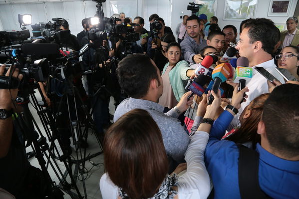 Rueda Prensa atención Contingencia Hidroituango
Fecha: 10 Mayo 2018.
Rueda Prensa atención Contingencia Hidroituango. 
Para descargar esta fotografía en alta resolución, haga clic sobre la imagen hasta que la misma se despliegue en la pantalla completa; luego dé clic derecho y elija la opción "guardar imagen como". 
En caso de publicación por cualquier medio, solicitamos acompañarla del crédito: "Foto EPM"
Palabras clave: Rueda Prensa atención Contingencia Hidroituango