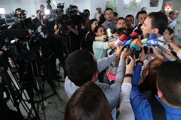 Rueda Prensa atención Contingencia Hidroituango
Fecha: 10 Mayo 2018.
Rueda Prensa atención Contingencia Hidroituango. 
Para descargar esta fotografía en alta resolución, haga clic sobre la imagen hasta que la misma se despliegue en la pantalla completa; luego dé clic derecho y elija la opción "guardar imagen como". 
En caso de publicación por cualquier medio, solicitamos acompañarla del crédito: "Foto EPM"
Palabras clave: Rueda Prensa atención Contingencia Hidroituango
