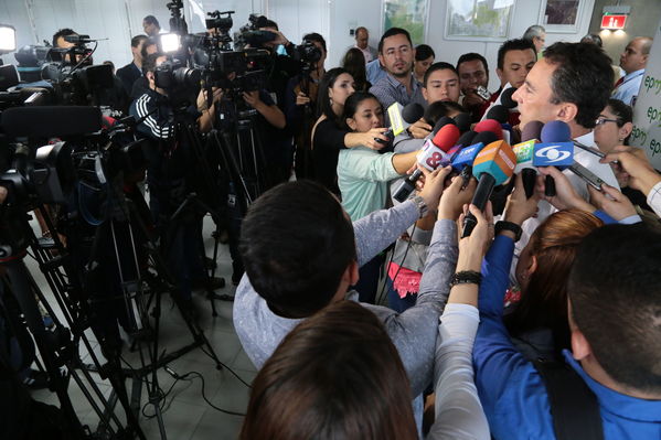 Rueda Prensa atención Contingencia Hidroituango
Fecha: 10 Mayo 2018.
Rueda Prensa atención Contingencia Hidroituango. 
Para descargar esta fotografía en alta resolución, haga clic sobre la imagen hasta que la misma se despliegue en la pantalla completa; luego dé clic derecho y elija la opción "guardar imagen como". 
En caso de publicación por cualquier medio, solicitamos acompañarla del crédito: "Foto EPM"
Palabras clave: Rueda Prensa atención Contingencia Hidroituango