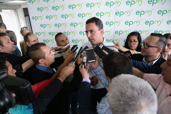 Rueda Prensa atención Contingencia Hidroituango
Fecha: 10 Mayo 2018.
Rueda Prensa atención Contingencia Hidroituango. 
Para descargar esta fotografía en alta resolución, haga clic sobre la imagen hasta que la misma se despliegue en la pantalla completa; luego dé clic derecho y elija la opción "guardar imagen como". 
En caso de publicación por cualquier medio, solicitamos acompañarla del crédito: "Foto EPM"
Palabras clave: Rueda Prensa atención Contingencia Hidroituango