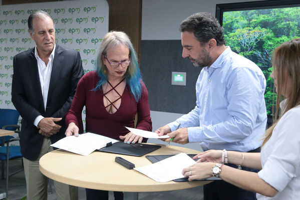 Rueda de prensa Protección del Rio Cauca
Rueda de prensa Protección del Rio Cauca
Fecha: Mayo 31 2019
Para descargar esta fotografía en alta resolución, haga clic sobre la imagen hasta que la misma se despliegue en la pantalla completa; luego dé clic derecho y elija la opción "guardar imagen como". 
En caso de publicación por cualquier medio, solicitamos acompañarla del crédito: "Foto EPM"
Palabras clave: Rueda de prensa Protección del Rio Cauca