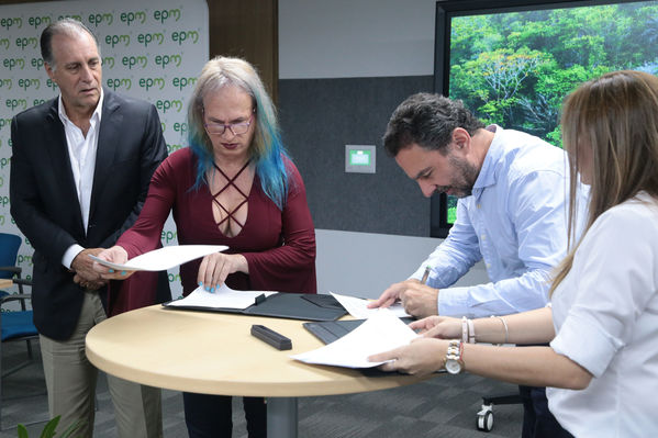 Rueda de prensa Protección del Rio Cauca
Rueda de prensa Protección del Rio Cauca
Fecha: Mayo 31 2019
Para descargar esta fotografía en alta resolución, haga clic sobre la imagen hasta que la misma se despliegue en la pantalla completa; luego dé clic derecho y elija la opción "guardar imagen como". 
En caso de publicación por cualquier medio, solicitamos acompañarla del crédito: "Foto EPM"
Palabras clave: Rueda de prensa Protección del Rio Cauca