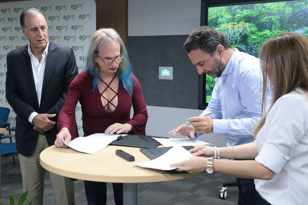 Rueda de prensa Protección del Rio Cauca
Rueda de prensa Protección del Rio Cauca
Fecha: Mayo 31 2019
Para descargar esta fotografía en alta resolución, haga clic sobre la imagen hasta que la misma se despliegue en la pantalla completa; luego dé clic derecho y elija la opción "guardar imagen como". 
En caso de publicación por cualquier medio, solicitamos acompañarla del crédito: "Foto EPM"
Palabras clave: Rueda de prensa Protección del Rio Cauca