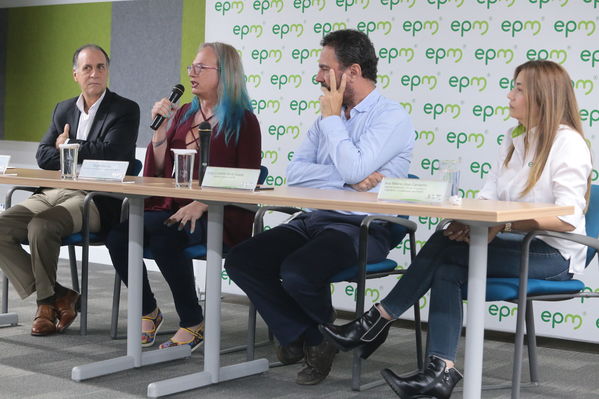 Rueda de prensa Protección del Rio Cauca
Rueda de prensa Protección del Rio Cauca
Fecha: Mayo 31 2019
Para descargar esta fotografía en alta resolución, haga clic sobre la imagen hasta que la misma se despliegue en la pantalla completa; luego dé clic derecho y elija la opción "guardar imagen como". 
En caso de publicación por cualquier medio, solicitamos acompañarla del crédito: "Foto EPM"
Palabras clave: Rueda de prensa Protección del Rio Cauca