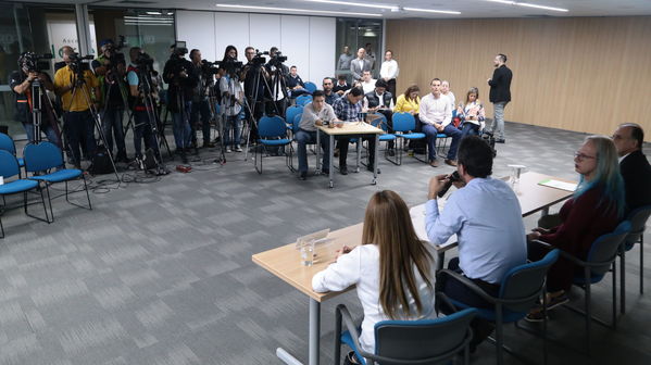 Rueda de prensa Protección del Rio Cauca
Rueda de prensa Protección del Rio Cauca
Fecha: Mayo 31 2019
Para descargar esta fotografía en alta resolución, haga clic sobre la imagen hasta que la misma se despliegue en la pantalla completa; luego dé clic derecho y elija la opción "guardar imagen como". 
En caso de publicación por cualquier medio, solicitamos acompañarla del crédito: "Foto EPM"
Palabras clave: Rueda de prensa Protección del Rio Cauca