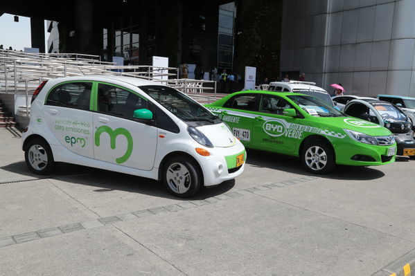 Rueda prensa taxis eléctricos
Rueda de prensa taxis eléctricos. 
Fecha: 6 Mayo 2019. 
Para descargar esta fotografía en alta resolución, haga clic sobre la imagen hasta que la misma se despliegue en la pantalla completa; luego dé clic derecho y elija la opción "guardar imagen como". 
En caso de publicación por cualquier medio, solicitamos acompañarla del crédito: "Foto EPM"
Palabras clave: Rueda prensa taxis eléctricos
