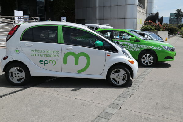 Rueda prensa taxis eléctricos
Rueda de prensa taxis eléctricos. 
Fecha: 6 Mayo 2019. 
Para descargar esta fotografía en alta resolución, haga clic sobre la imagen hasta que la misma se despliegue en la pantalla completa; luego dé clic derecho y elija la opción "guardar imagen como". 
En caso de publicación por cualquier medio, solicitamos acompañarla del crédito: "Foto EPM"
Palabras clave: Rueda prensa taxis eléctricos