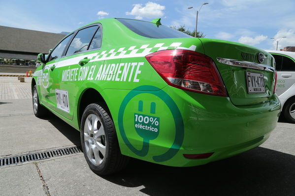 Rueda prensa taxis eléctricos
Rueda de prensa taxis eléctricos. 
Fecha: 6 Mayo 2019. 
Para descargar esta fotografía en alta resolución, haga clic sobre la imagen hasta que la misma se despliegue en la pantalla completa; luego dé clic derecho y elija la opción "guardar imagen como". 
En caso de publicación por cualquier medio, solicitamos acompañarla del crédito: "Foto EPM"
Palabras clave: Rueda prensa taxis eléctricos