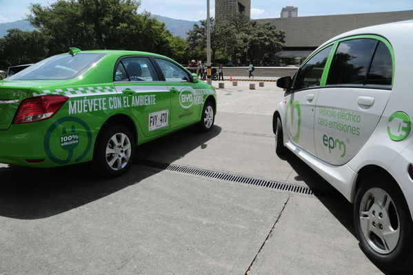 Rueda prensa taxis eléctricos
Rueda de prensa taxis eléctricos. 
Fecha: 6 Mayo 2019. 
Para descargar esta fotografía en alta resolución, haga clic sobre la imagen hasta que la misma se despliegue en la pantalla completa; luego dé clic derecho y elija la opción "guardar imagen como". 
En caso de publicación por cualquier medio, solicitamos acompañarla del crédito: "Foto EPM"
Palabras clave: Rueda prensa taxis eléctricos