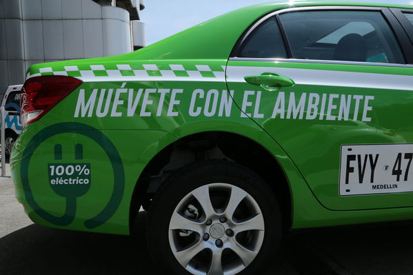 Rueda prensa taxis eléctricos
Rueda de prensa taxis eléctricos. 
Fecha: 6 Mayo 2019. 
Para descargar esta fotografía en alta resolución, haga clic sobre la imagen hasta que la misma se despliegue en la pantalla completa; luego dé clic derecho y elija la opción "guardar imagen como". 
En caso de publicación por cualquier medio, solicitamos acompañarla del crédito: "Foto EPM"
Palabras clave: Rueda prensa taxis eléctricos
