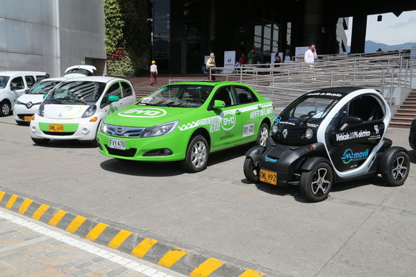 Rueda prensa taxis eléctricos
Rueda de prensa taxis eléctricos. 
Fecha: 6 Mayo 2019. 
Para descargar esta fotografía en alta resolución, haga clic sobre la imagen hasta que la misma se despliegue en la pantalla completa; luego dé clic derecho y elija la opción "guardar imagen como". 
En caso de publicación por cualquier medio, solicitamos acompañarla del crédito: "Foto EPM"
Palabras clave: Rueda prensa taxis eléctricos