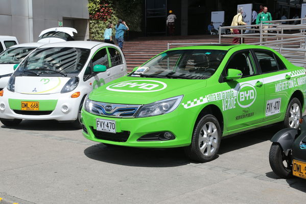 Rueda prensa taxis eléctricos
Rueda de prensa taxis eléctricos. 
Fecha: 6 Mayo 2019. 
Para descargar esta fotografía en alta resolución, haga clic sobre la imagen hasta que la misma se despliegue en la pantalla completa; luego dé clic derecho y elija la opción "guardar imagen como". 
En caso de publicación por cualquier medio, solicitamos acompañarla del crédito: "Foto EPM"
Palabras clave: Rueda prensa taxis eléctricos