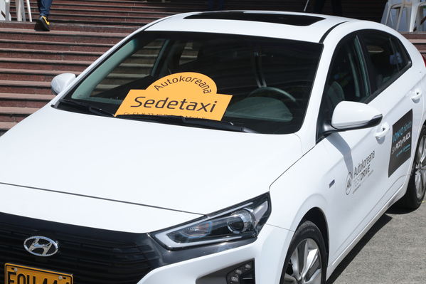 Rueda prensa taxis eléctricos
Rueda de prensa taxis eléctricos. 
Fecha: 6 Mayo 2019. 
Para descargar esta fotografía en alta resolución, haga clic sobre la imagen hasta que la misma se despliegue en la pantalla completa; luego dé clic derecho y elija la opción "guardar imagen como". 
En caso de publicación por cualquier medio, solicitamos acompañarla del crédito: "Foto EPM"
Palabras clave: Rueda prensa taxis eléctricos