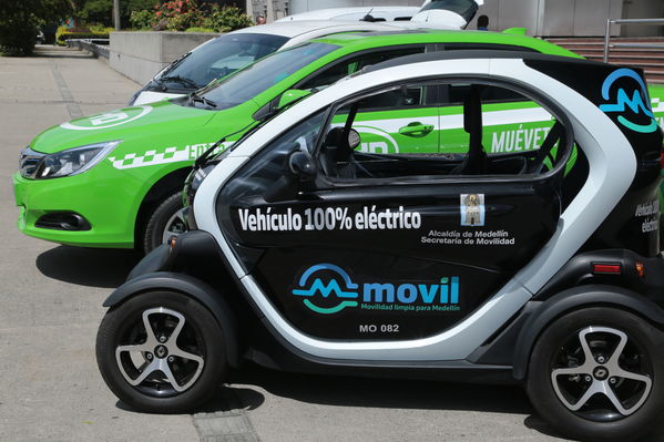 Rueda prensa taxis eléctricos
Rueda de prensa taxis eléctricos. 
Fecha: 6 Mayo 2019. 
Para descargar esta fotografía en alta resolución, haga clic sobre la imagen hasta que la misma se despliegue en la pantalla completa; luego dé clic derecho y elija la opción "guardar imagen como". 
En caso de publicación por cualquier medio, solicitamos acompañarla del crédito: "Foto EPM"
Palabras clave: Rueda prensa taxis eléctricos
