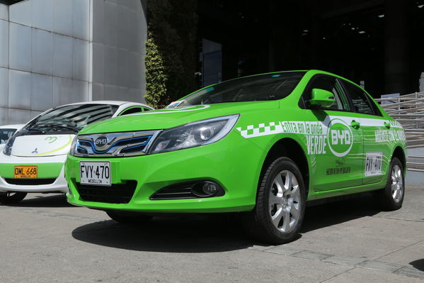 Rueda prensa taxis eléctricos
Rueda de prensa taxis eléctricos. 
Fecha: 6 Mayo 2019. 
Para descargar esta fotografía en alta resolución, haga clic sobre la imagen hasta que la misma se despliegue en la pantalla completa; luego dé clic derecho y elija la opción "guardar imagen como". 
En caso de publicación por cualquier medio, solicitamos acompañarla del crédito: "Foto EPM"
Palabras clave: Rueda prensa taxis eléctricos