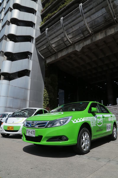 Rueda prensa taxis eléctricos
Rueda de prensa taxis eléctricos. 
Fecha: 6 Mayo 2019. 
Para descargar esta fotografía en alta resolución, haga clic sobre la imagen hasta que la misma se despliegue en la pantalla completa; luego dé clic derecho y elija la opción "guardar imagen como". 
En caso de publicación por cualquier medio, solicitamos acompañarla del crédito: "Foto EPM"
Palabras clave: Rueda prensa taxis eléctricos