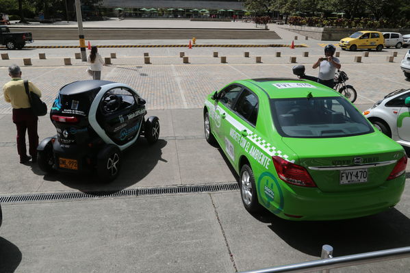 Rueda prensa taxis eléctricos
Rueda de prensa taxis eléctricos. 
Fecha: 6 Mayo 2019. 
Para descargar esta fotografía en alta resolución, haga clic sobre la imagen hasta que la misma se despliegue en la pantalla completa; luego dé clic derecho y elija la opción "guardar imagen como". 
En caso de publicación por cualquier medio, solicitamos acompañarla del crédito: "Foto EPM"
Palabras clave: Rueda prensa taxis eléctricos