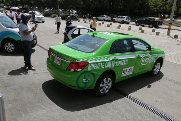 Rueda prensa taxis eléctricos
Rueda de prensa taxis eléctricos. 
Fecha: 6 Mayo 2019. 
Para descargar esta fotografía en alta resolución, haga clic sobre la imagen hasta que la misma se despliegue en la pantalla completa; luego dé clic derecho y elija la opción "guardar imagen como". 
En caso de publicación por cualquier medio, solicitamos acompañarla del crédito: "Foto EPM"
Palabras clave: Rueda prensa taxis eléctricos