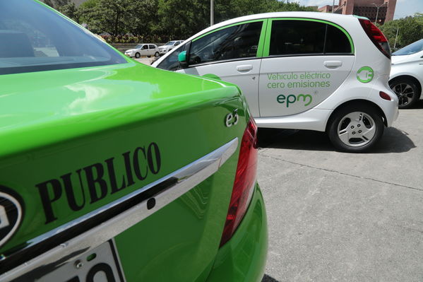Rueda prensa taxis eléctricos
Rueda de prensa taxis eléctricos. 
Fecha: 6 Mayo 2019. 
Para descargar esta fotografía en alta resolución, haga clic sobre la imagen hasta que la misma se despliegue en la pantalla completa; luego dé clic derecho y elija la opción "guardar imagen como". 
En caso de publicación por cualquier medio, solicitamos acompañarla del crédito: "Foto EPM"
Palabras clave: Rueda prensa taxis eléctricos