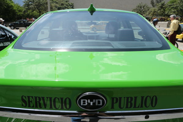 Rueda prensa taxis eléctricos
Rueda de prensa taxis eléctricos. 
Fecha: 6 Mayo 2019. 
Para descargar esta fotografía en alta resolución, haga clic sobre la imagen hasta que la misma se despliegue en la pantalla completa; luego dé clic derecho y elija la opción "guardar imagen como". 
En caso de publicación por cualquier medio, solicitamos acompañarla del crédito: "Foto EPM"
Palabras clave: Rueda prensa taxis eléctricos