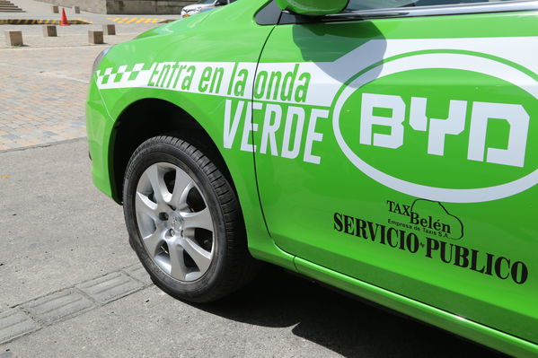 Rueda prensa taxis eléctricos
Rueda de prensa taxis eléctricos. 
Fecha: 6 Mayo 2019. 
Para descargar esta fotografía en alta resolución, haga clic sobre la imagen hasta que la misma se despliegue en la pantalla completa; luego dé clic derecho y elija la opción "guardar imagen como". 
En caso de publicación por cualquier medio, solicitamos acompañarla del crédito: "Foto EPM"
Palabras clave: Rueda prensa taxis eléctricos