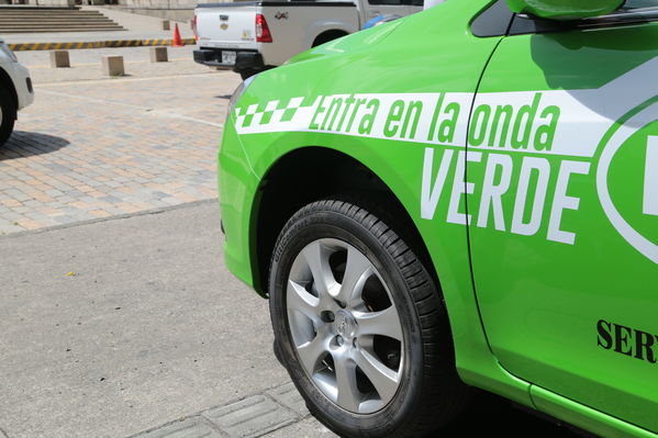 Rueda prensa taxis eléctricos
Rueda de prensa taxis eléctricos. 
Fecha: 6 Mayo 2019. 
Para descargar esta fotografía en alta resolución, haga clic sobre la imagen hasta que la misma se despliegue en la pantalla completa; luego dé clic derecho y elija la opción "guardar imagen como". 
En caso de publicación por cualquier medio, solicitamos acompañarla del crédito: "Foto EPM"
Palabras clave: Rueda prensa taxis eléctricos