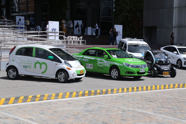Rueda prensa taxis eléctricos
Rueda de prensa taxis eléctricos. 
Fecha: 6 Mayo 2019. 
Para descargar esta fotografía en alta resolución, haga clic sobre la imagen hasta que la misma se despliegue en la pantalla completa; luego dé clic derecho y elija la opción "guardar imagen como". 
En caso de publicación por cualquier medio, solicitamos acompañarla del crédito: "Foto EPM"
Palabras clave: Rueda prensa taxis eléctricos