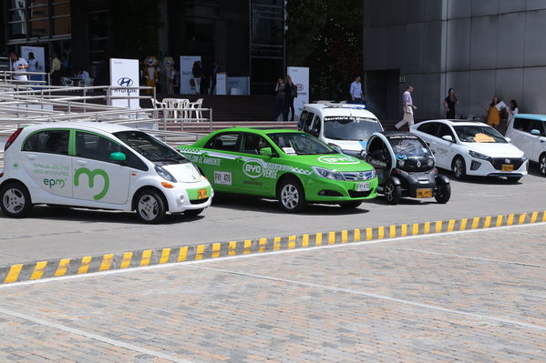Rueda prensa taxis eléctricos
Rueda de prensa taxis eléctricos. 
Fecha: 6 Mayo 2019. 
Para descargar esta fotografía en alta resolución, haga clic sobre la imagen hasta que la misma se despliegue en la pantalla completa; luego dé clic derecho y elija la opción "guardar imagen como". 
En caso de publicación por cualquier medio, solicitamos acompañarla del crédito: "Foto EPM"
Palabras clave: Rueda prensa taxis eléctricos