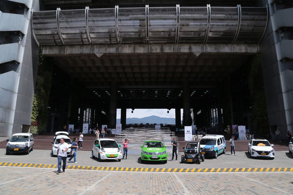 Rueda prensa taxis eléctricos
Rueda de prensa taxis eléctricos. 
Fecha: 6 Mayo 2019. 
Para descargar esta fotografía en alta resolución, haga clic sobre la imagen hasta que la misma se despliegue en la pantalla completa; luego dé clic derecho y elija la opción "guardar imagen como". 
En caso de publicación por cualquier medio, solicitamos acompañarla del crédito: "Foto EPM"
Palabras clave: Rueda prensa taxis eléctricos
