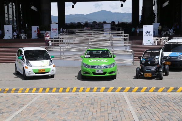 Rueda prensa taxis eléctricos
Rueda de prensa taxis eléctricos. 
Fecha: 6 Mayo 2019. 
Para descargar esta fotografía en alta resolución, haga clic sobre la imagen hasta que la misma se despliegue en la pantalla completa; luego dé clic derecho y elija la opción "guardar imagen como". 
En caso de publicación por cualquier medio, solicitamos acompañarla del crédito: "Foto EPM"
Palabras clave: Rueda prensa taxis eléctricos