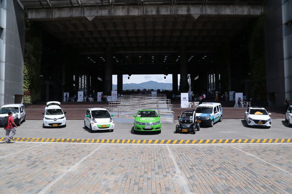 Rueda prensa taxis eléctricos
Rueda de prensa taxis eléctricos. 
Fecha: 6 Mayo 2019. 
Para descargar esta fotografía en alta resolución, haga clic sobre la imagen hasta que la misma se despliegue en la pantalla completa; luego dé clic derecho y elija la opción "guardar imagen como". 
En caso de publicación por cualquier medio, solicitamos acompañarla del crédito: "Foto EPM"
Palabras clave: Rueda prensa taxis eléctricos