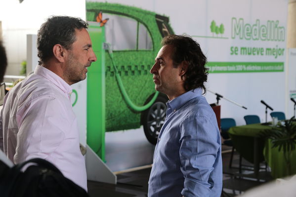 Rueda prensa taxis eléctricos
Rueda de prensa taxis eléctricos. 
Fecha: 6 Mayo 2019. 
Para descargar esta fotografía en alta resolución, haga clic sobre la imagen hasta que la misma se despliegue en la pantalla completa; luego dé clic derecho y elija la opción "guardar imagen como". 
En caso de publicación por cualquier medio, solicitamos acompañarla del crédito: "Foto EPM"
Palabras clave: Rueda prensa taxis eléctricos