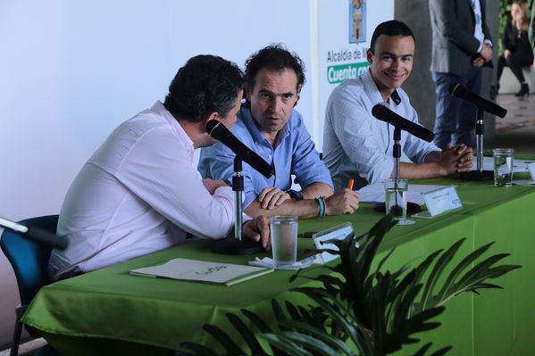 Rueda prensa taxis eléctricos
Rueda de prensa taxis eléctricos. 
Fecha: 6 Mayo 2019. 
Para descargar esta fotografía en alta resolución, haga clic sobre la imagen hasta que la misma se despliegue en la pantalla completa; luego dé clic derecho y elija la opción "guardar imagen como". 
En caso de publicación por cualquier medio, solicitamos acompañarla del crédito: "Foto EPM"
Palabras clave: Rueda prensa taxis eléctricos